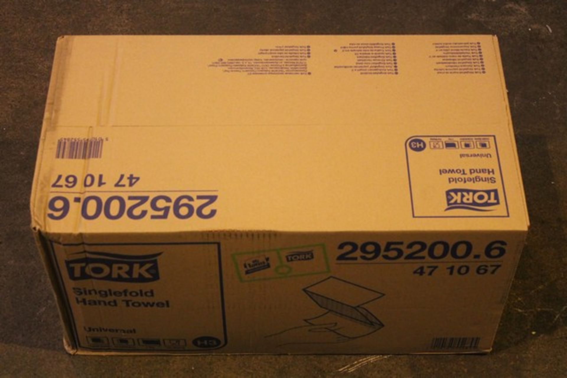 1 x BOX CONTAINING 16 PACKS OF TORK SINGLE FOLD HAND TOWELS   *PLEASE NOTE THAT THE BID PRICE IS