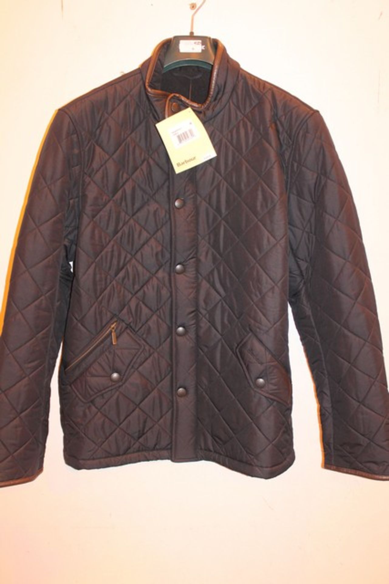 1 x BARBOUR SIZE MEDIUM POWELL QUILTED MENS JACKET RRP £150 (CAGE 12.008)   *PLEASE NOTE THAT THE