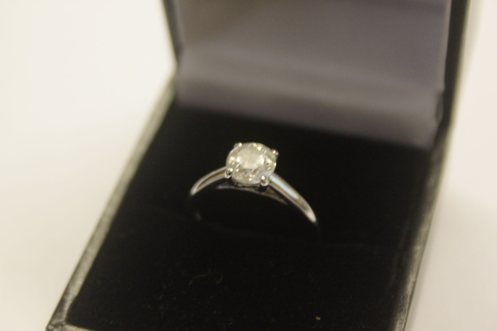 18CT GOLD DIAMOND SOLITAIRE RING, DIAMOND 1.30CT ***PLEASE NOTE THERE IS NO VAT ON THIS LOT*** AZ235