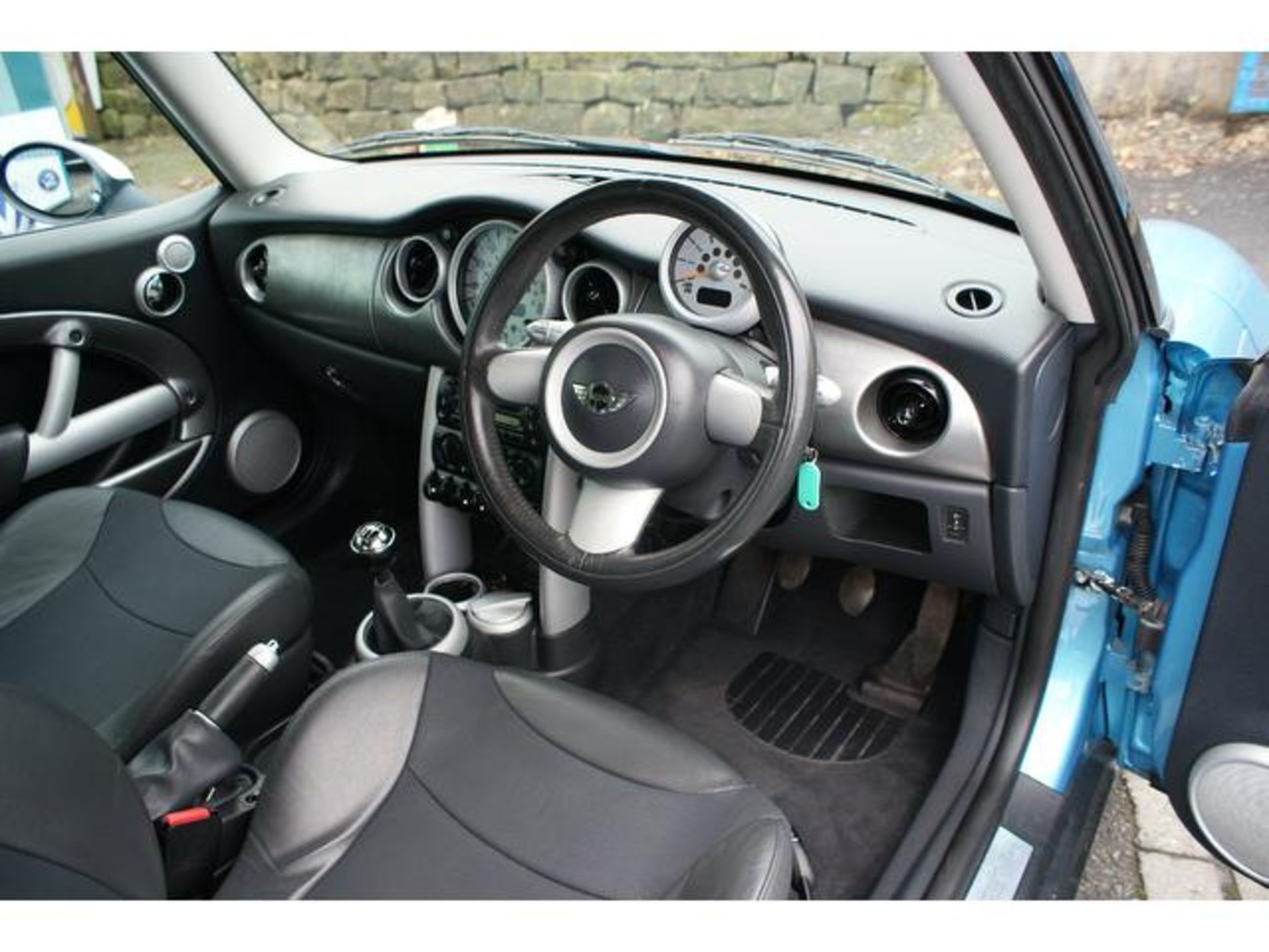 MINI Hatch Cooper 1.6 Cooper 3dr A STUNNING EXAMPLE!!! - Image 7 of 8