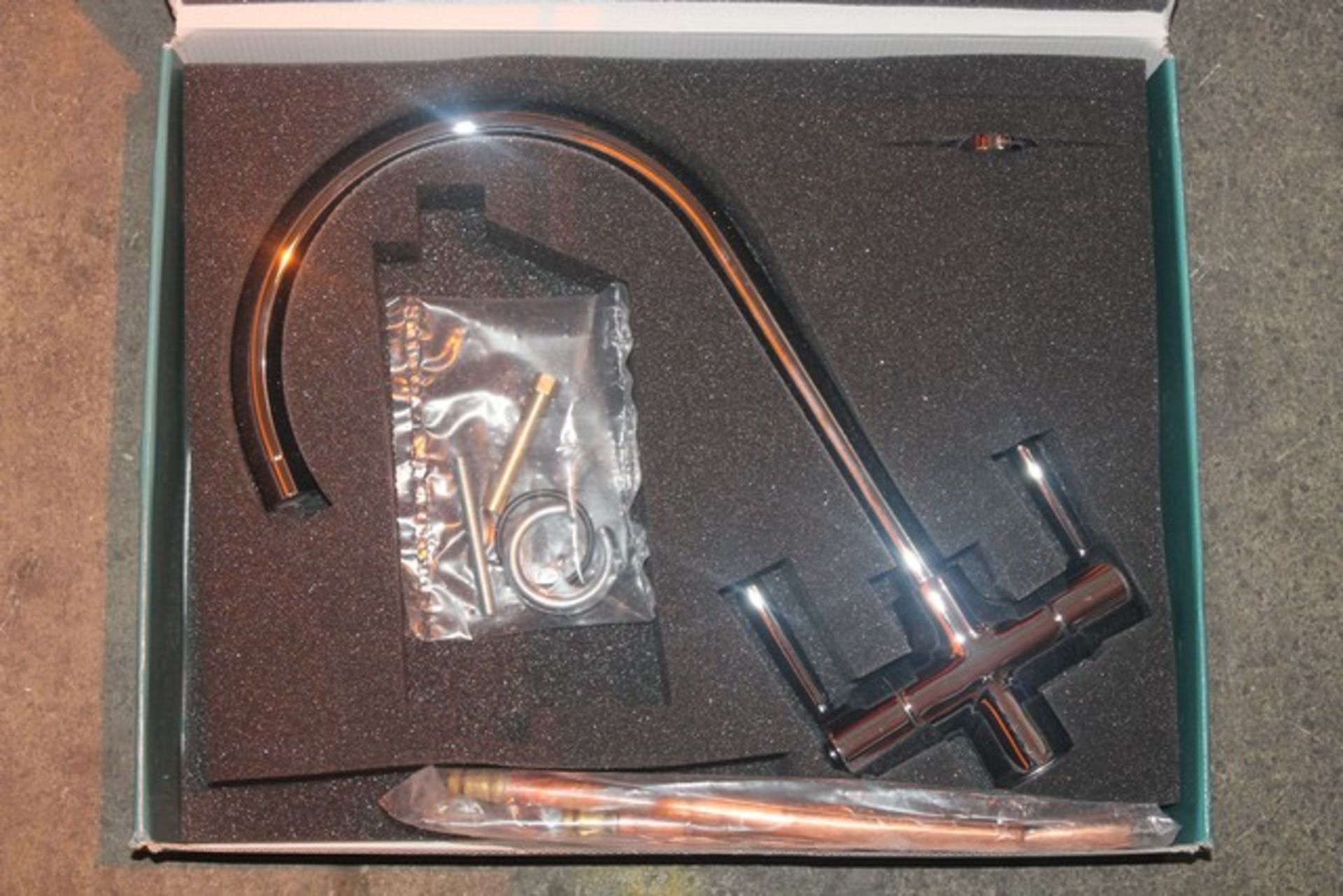 1 x BOXED CURVE QUARTER TURN MIXER TAP SET   *PLEASE NOTE THAT THE BID PRICE IS MULTIPLIED BY THE