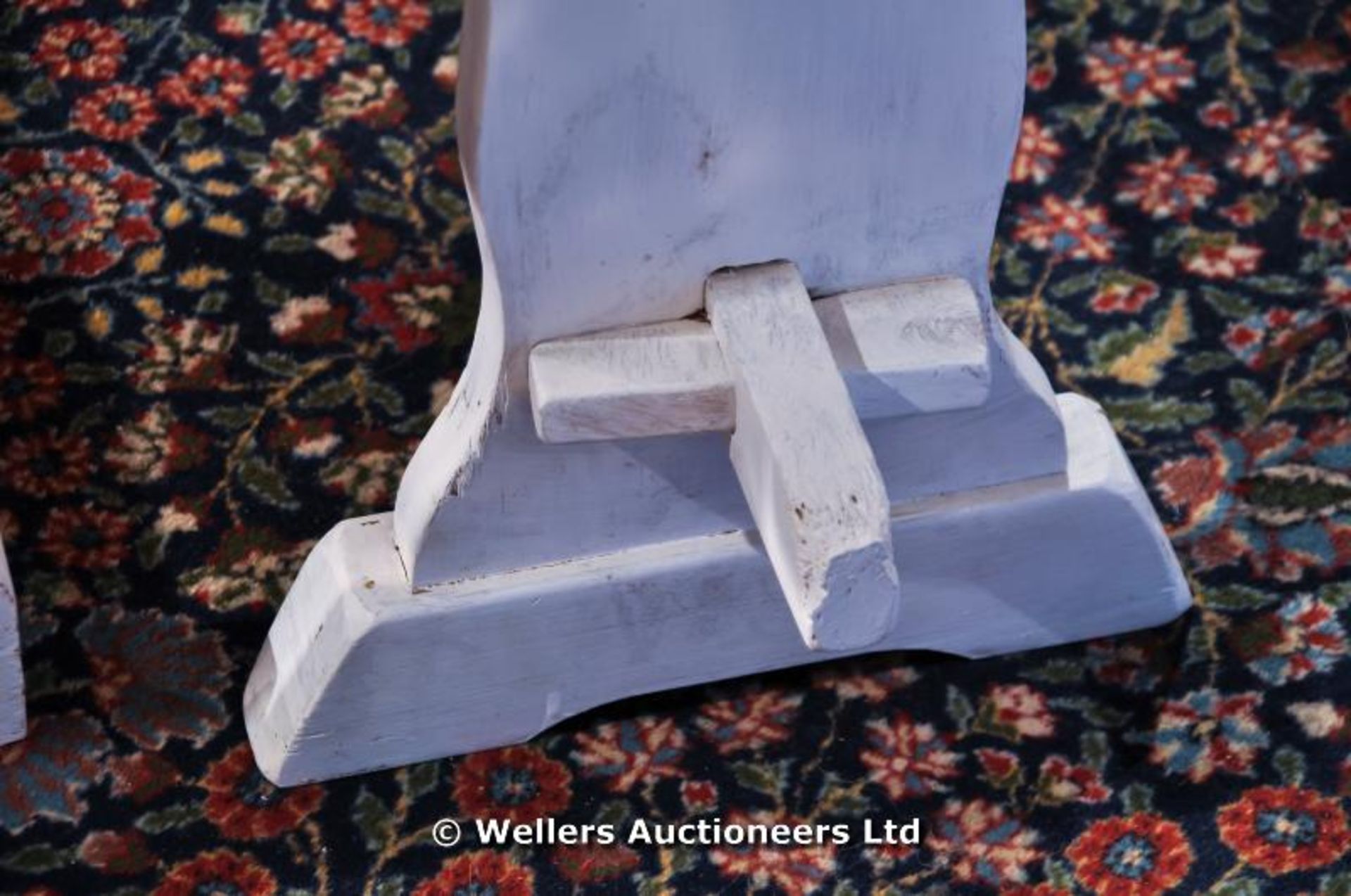 A pine conservatory table with two benches, legs and stretchers painted white - Image 5 of 5