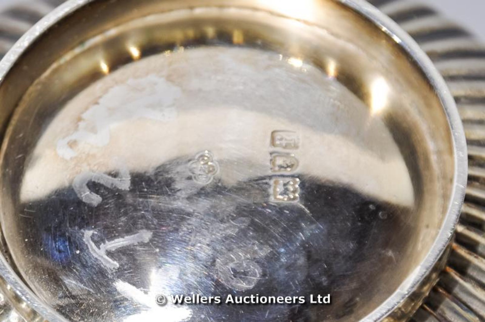 A silver two handled sugar bowl, London 1901, 355 gms - Image 2 of 3