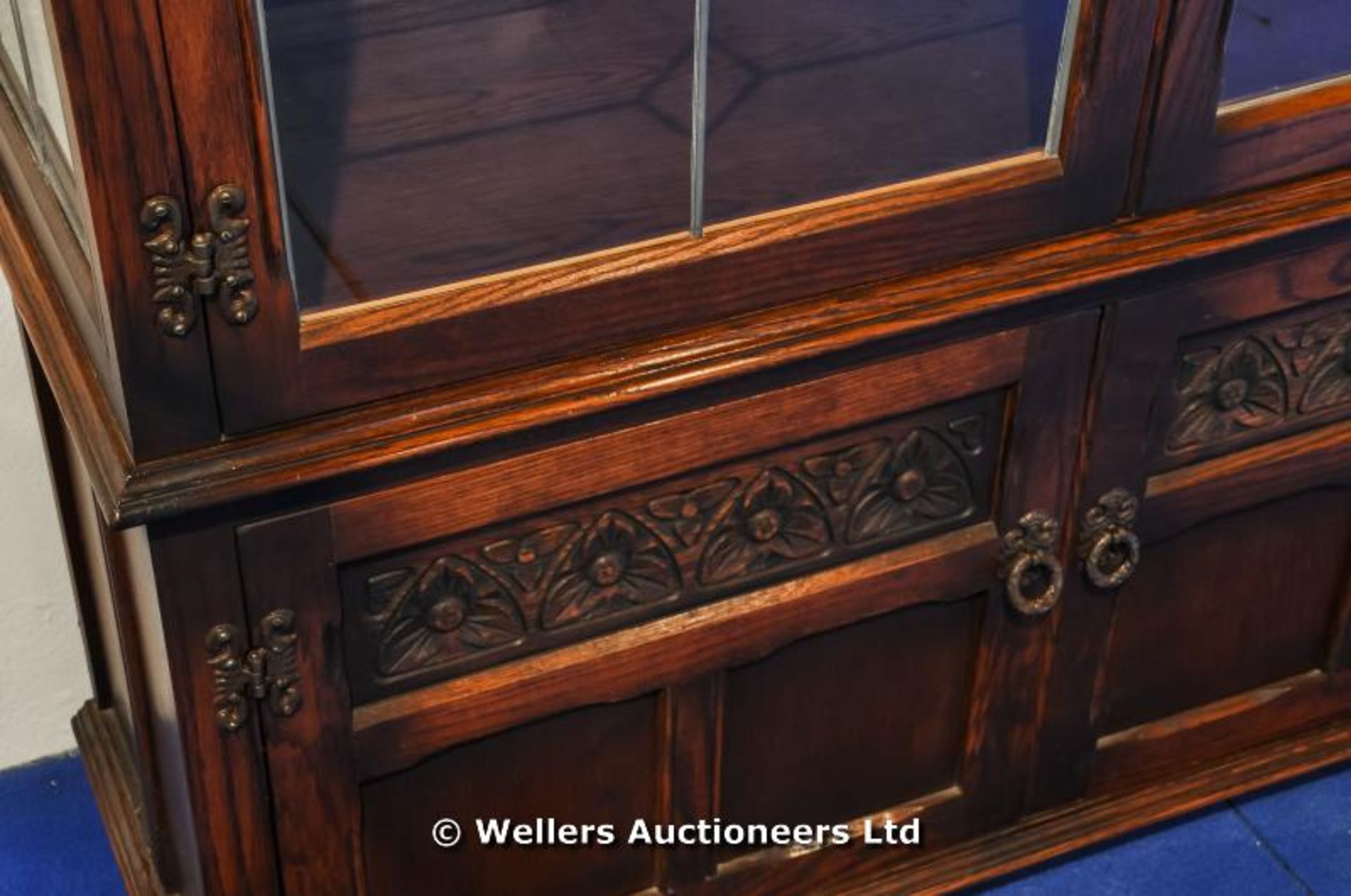 A leaded light glass display cabinet, two doors opening to reveal three glass shelves, cupboard - Image 2 of 3