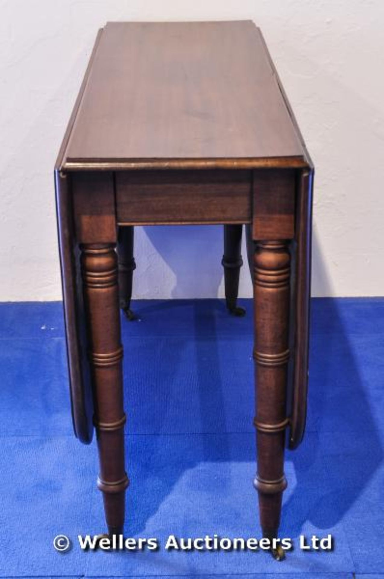 A Victorian mahogany drop flap dining table - Image 6 of 6