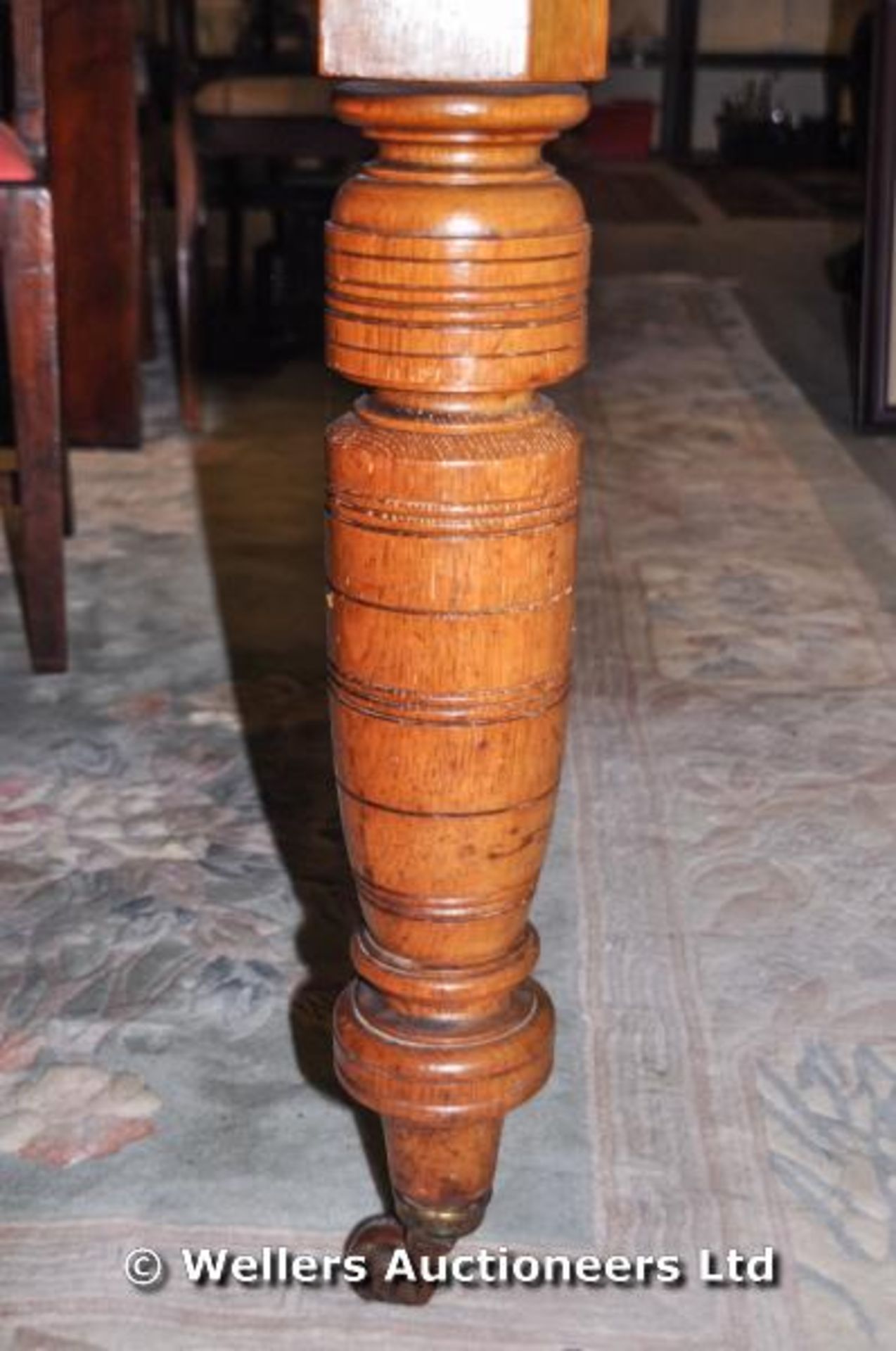 An oak Victorian wind-out dining table with two extra leaves, canted corners - Image 4 of 5