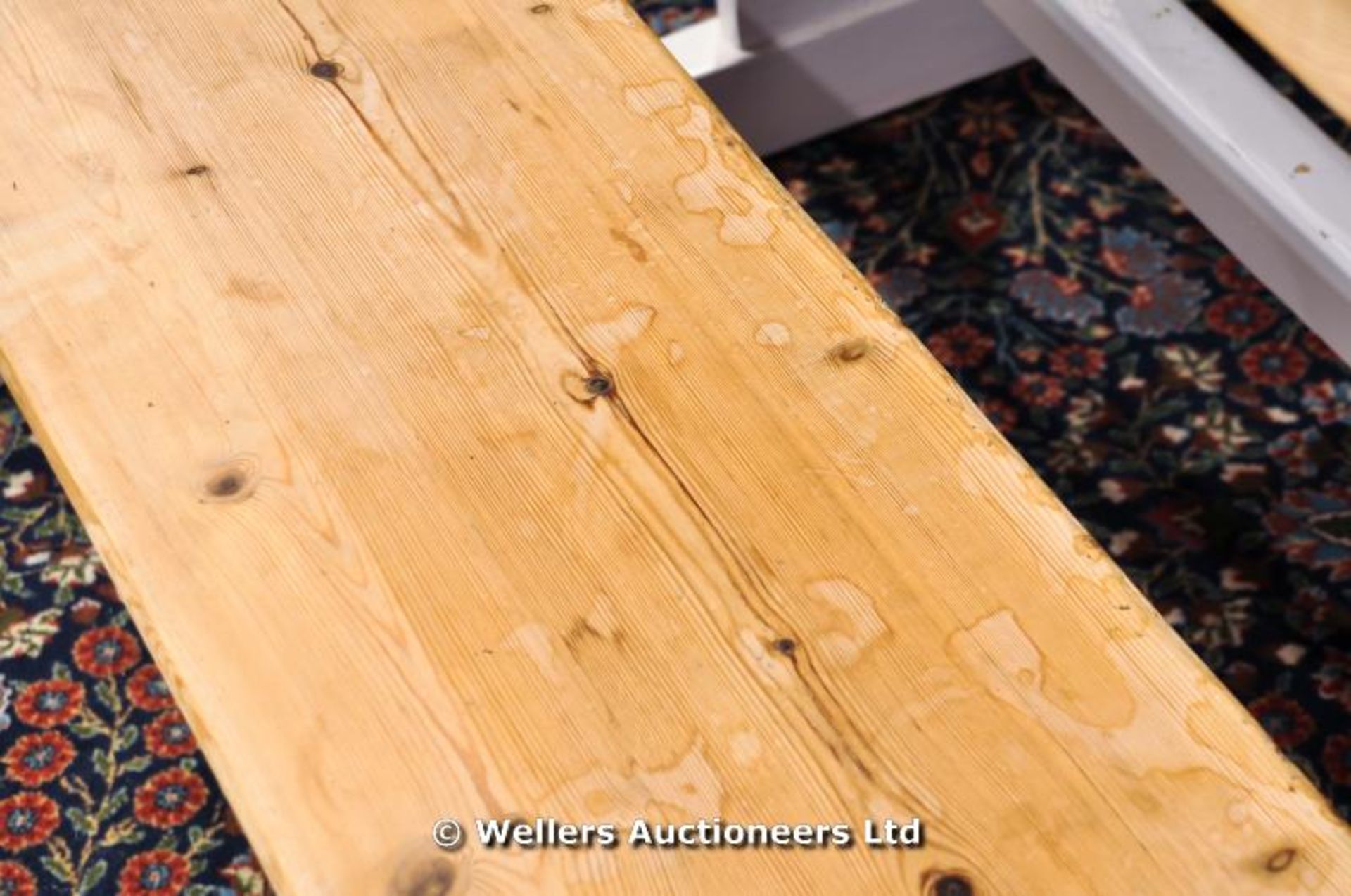 A pine conservatory table with two benches, legs and stretchers painted white - Image 3 of 5