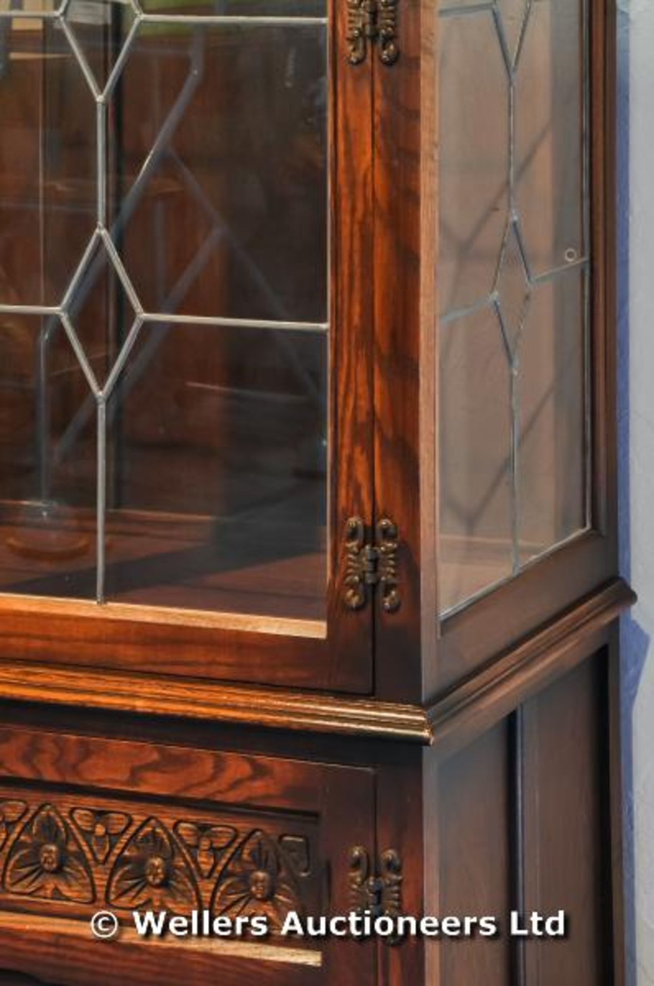 A leaded light glass display cabinet, two doors opening to reveal three glass shelves, cupboard - Image 3 of 3