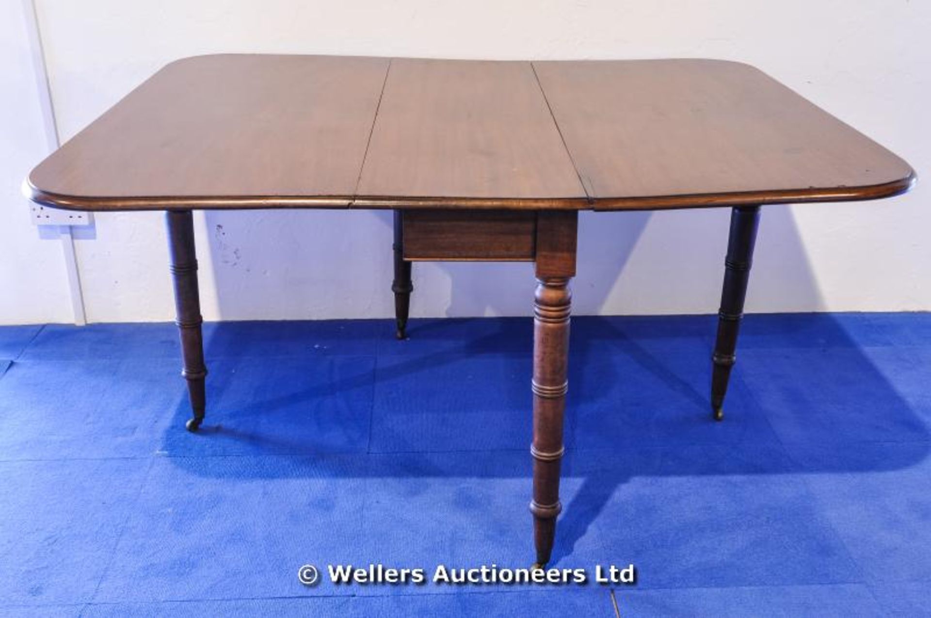 A Victorian mahogany drop flap dining table - Image 3 of 6