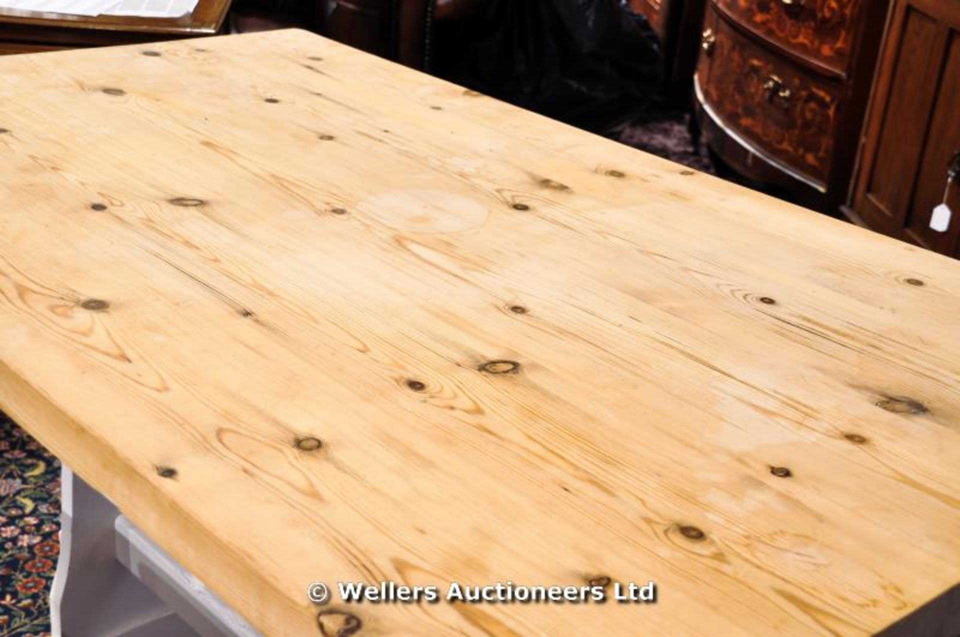 A pine conservatory table with two benches, legs and stretchers painted white - Image 4 of 5