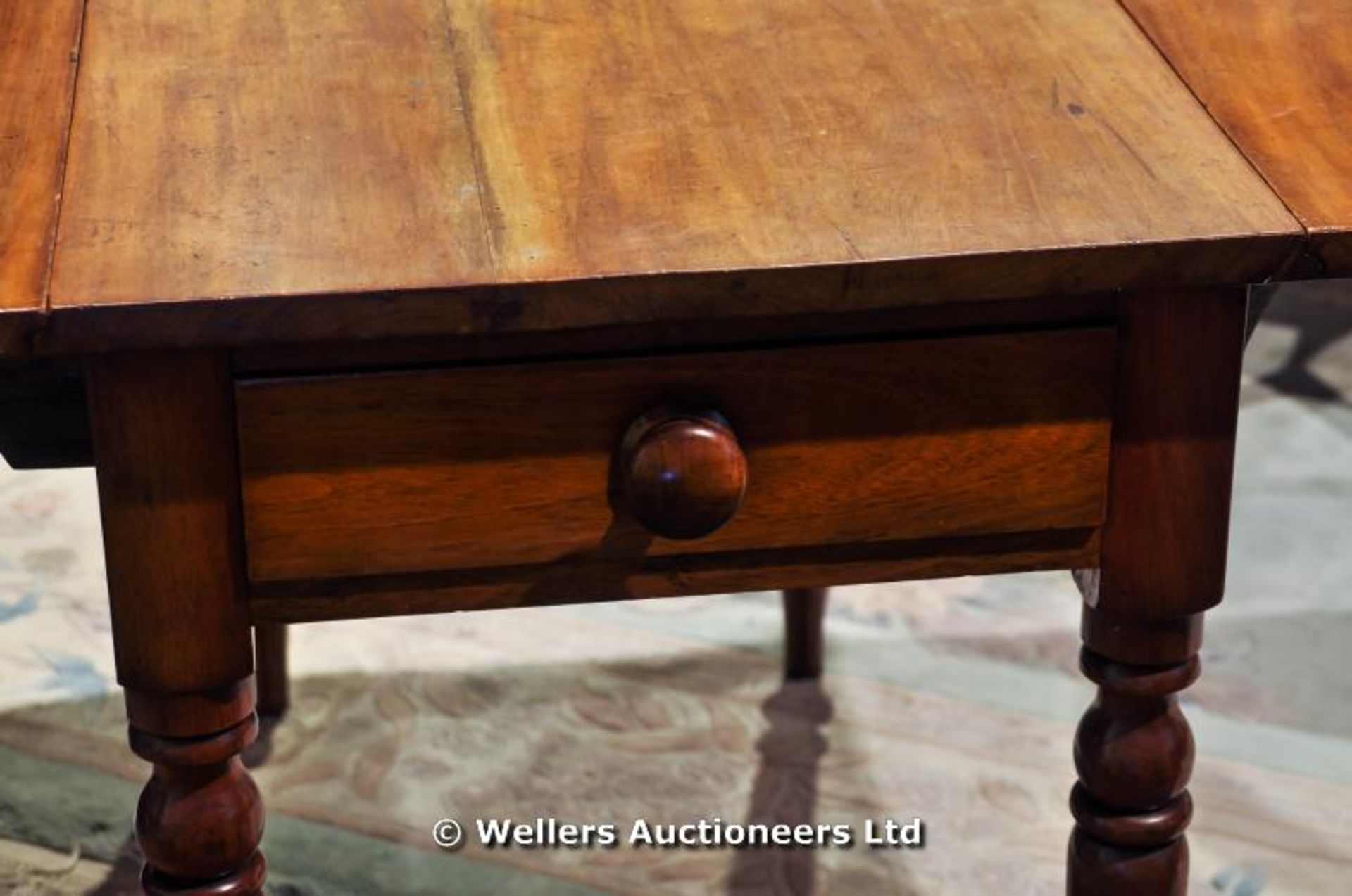 A Victorian Pembroke table on turned legs - Image 4 of 4