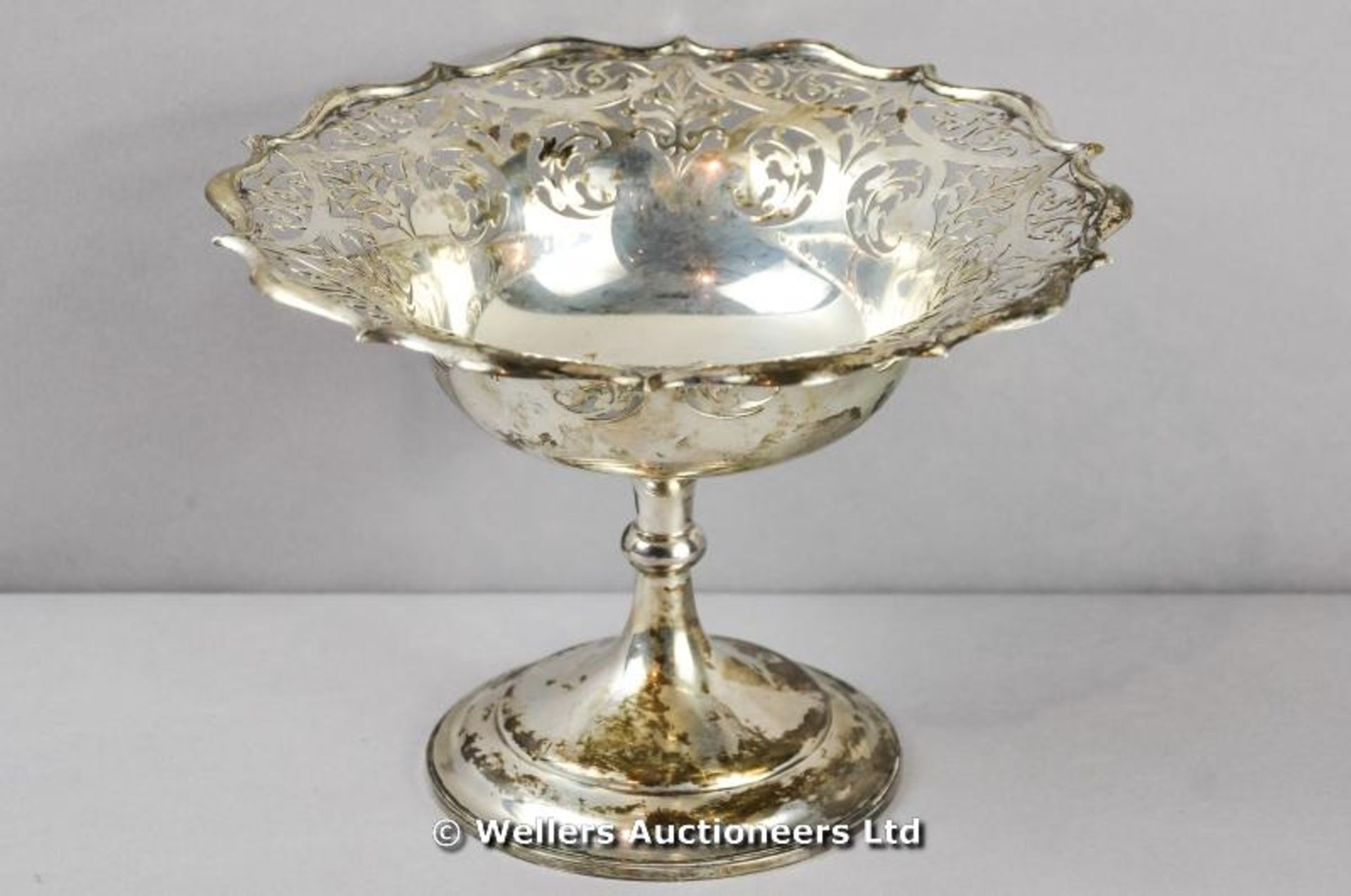 *A silver pedestal bon bon dish with pierced rimmed bowl, Sheffield 1923, 259 gms (Lot subject to