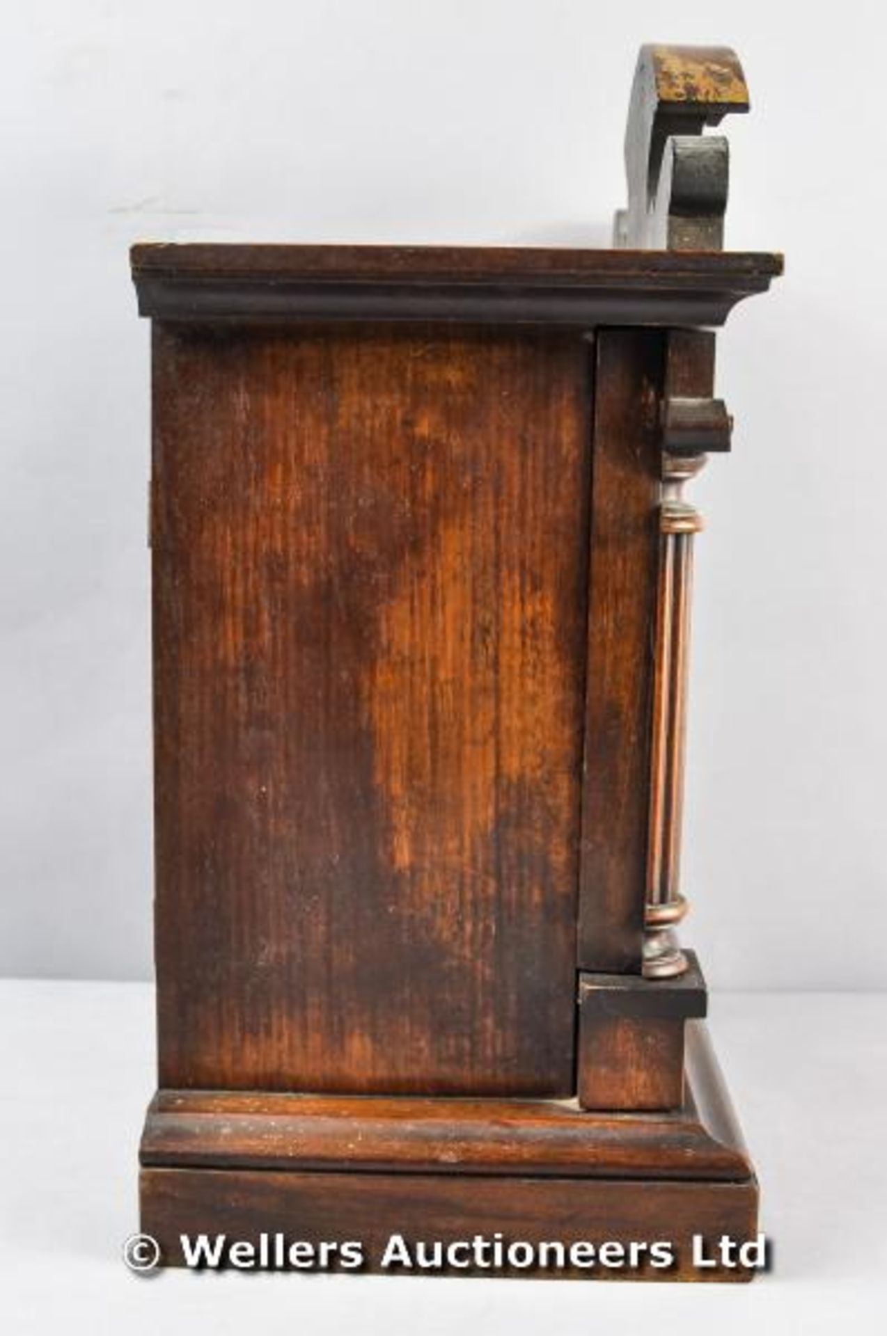 A walnut cased mantel clock, C1900 - Image 4 of 6