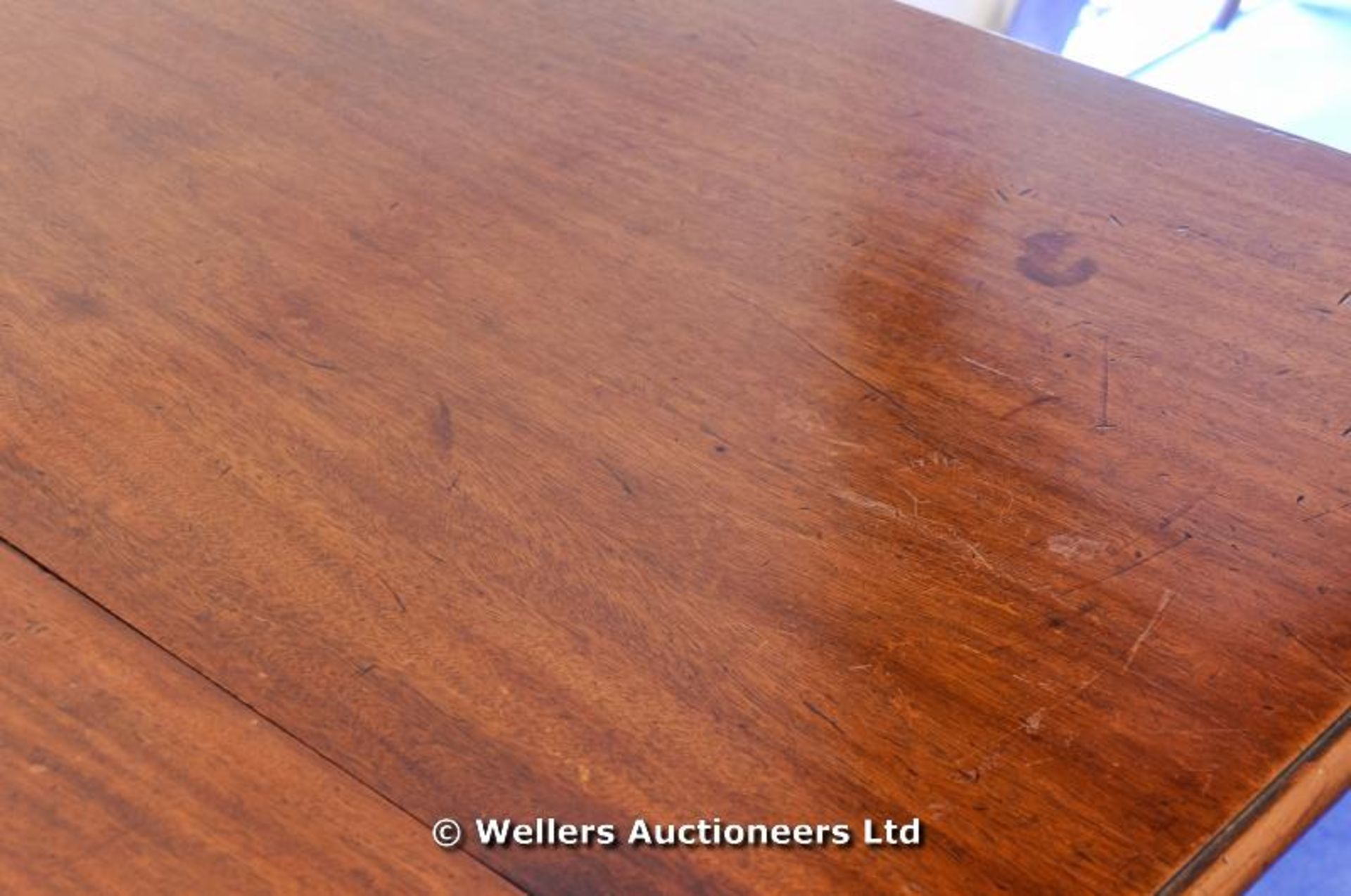 A Victorian mahogany drop flap dining table - Image 4 of 6