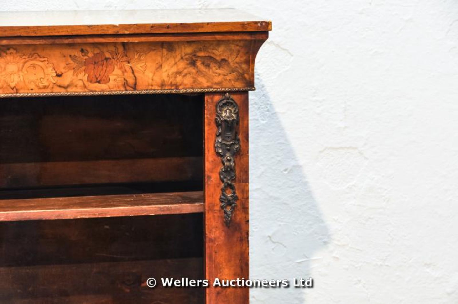 C1800 walnut bookcase with three shelves, inlay and metal detail - Image 2 of 6