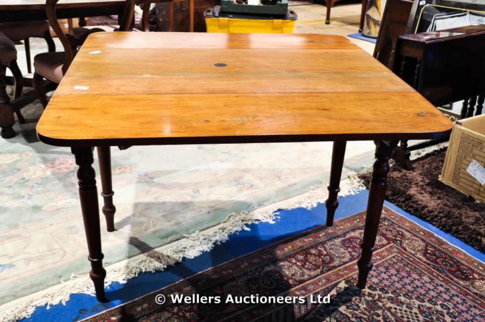 A Victorian Pembroke table on turned legs - Image 2 of 4