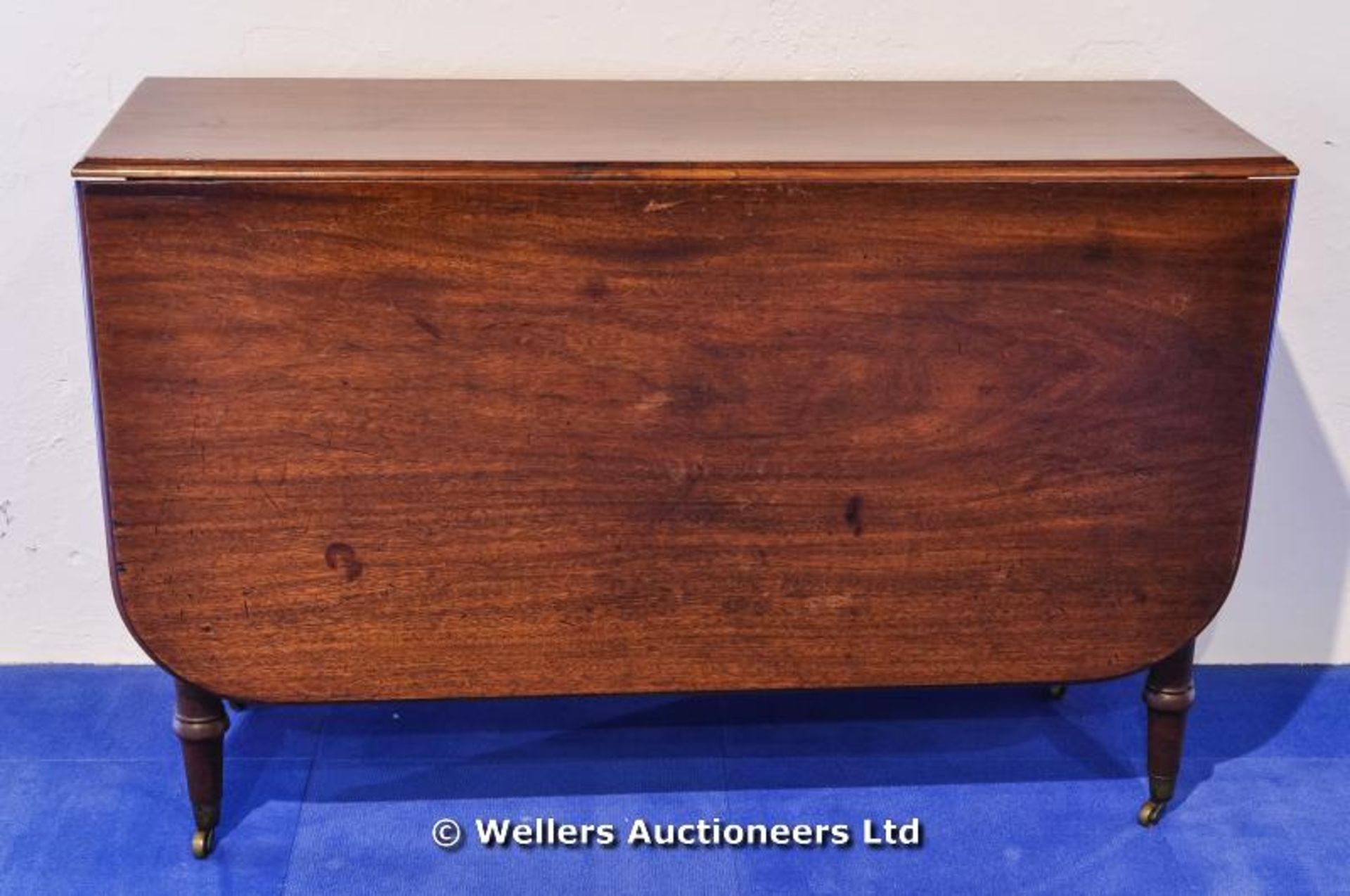 A Victorian mahogany drop flap dining table - Image 2 of 6