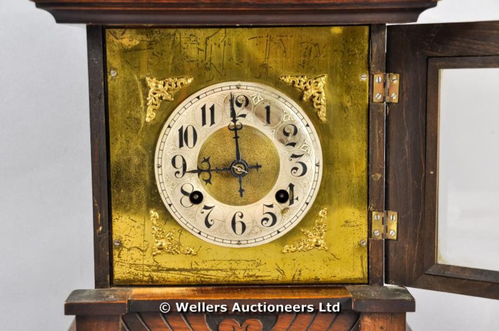 A walnut cased mantel clock, C1900 - Image 3 of 6