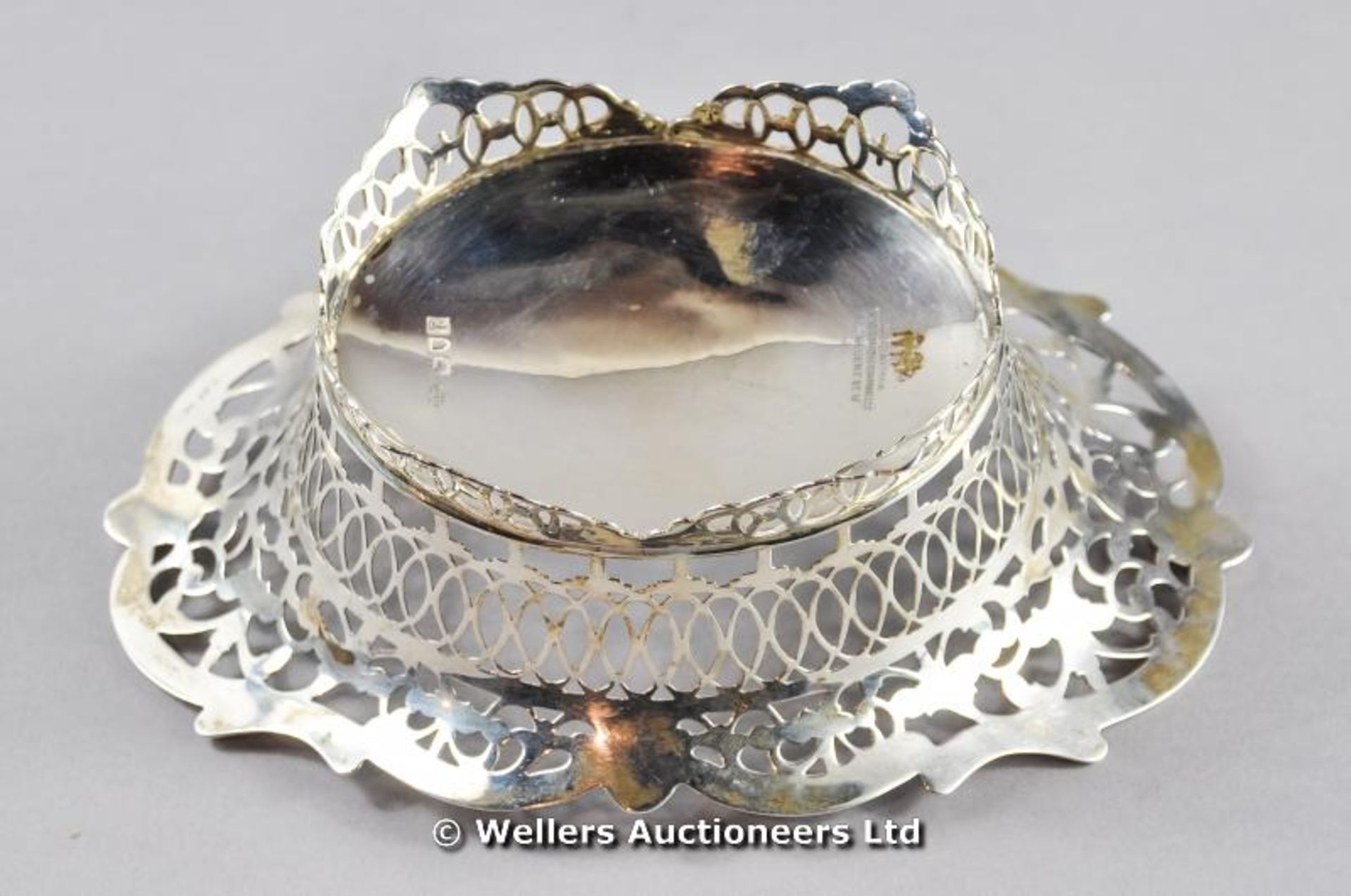 *A Goldsmith and Silversmith silver pierced basket bon bon dish, London 1901, 121 gms (Lot subject - Image 3 of 4