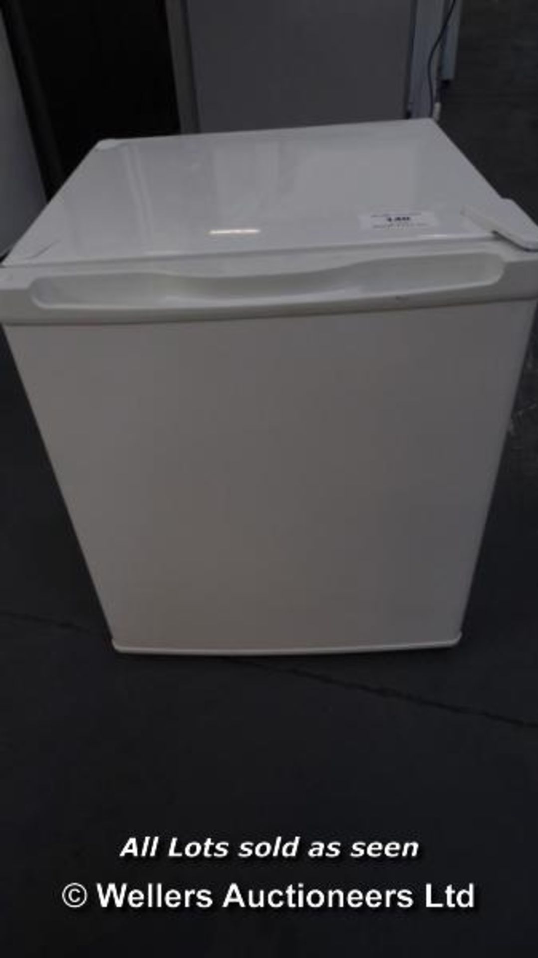 *SMALL WHITE FRIDGE CTT50W12  / GRADE: RETAIL RETURN  / UNBOXED[191214-140}