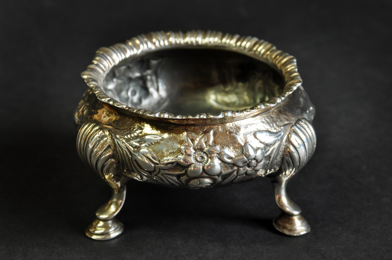 A Victorian silver salt on three hoofed feet, London 1882, 108grs