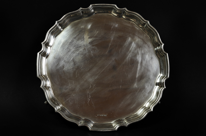 A circular silver salver with pie crust edge, Sheffield 1932, 650grs