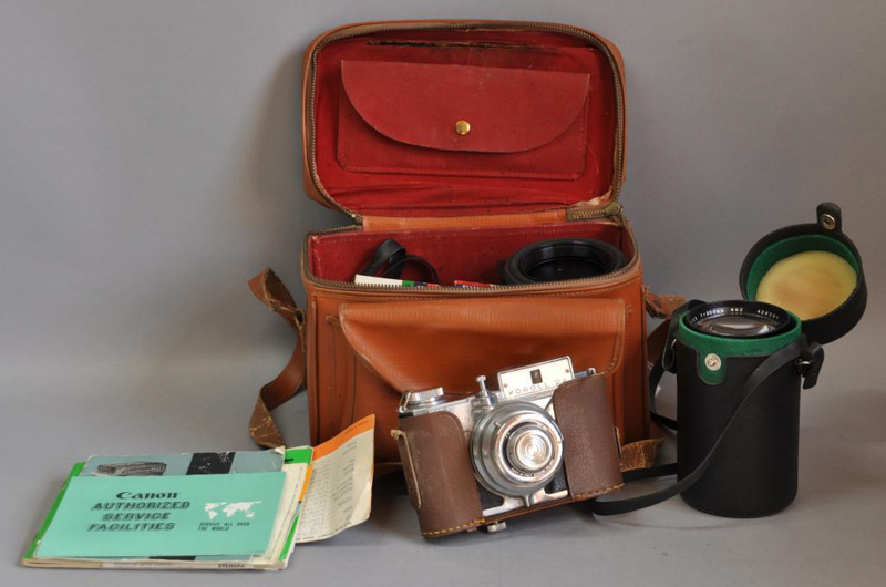 A Super Paragon 200mm 1:3.3 zoom lens, cased; a Benici Koroll 2.4 camera; a Tan camera case with