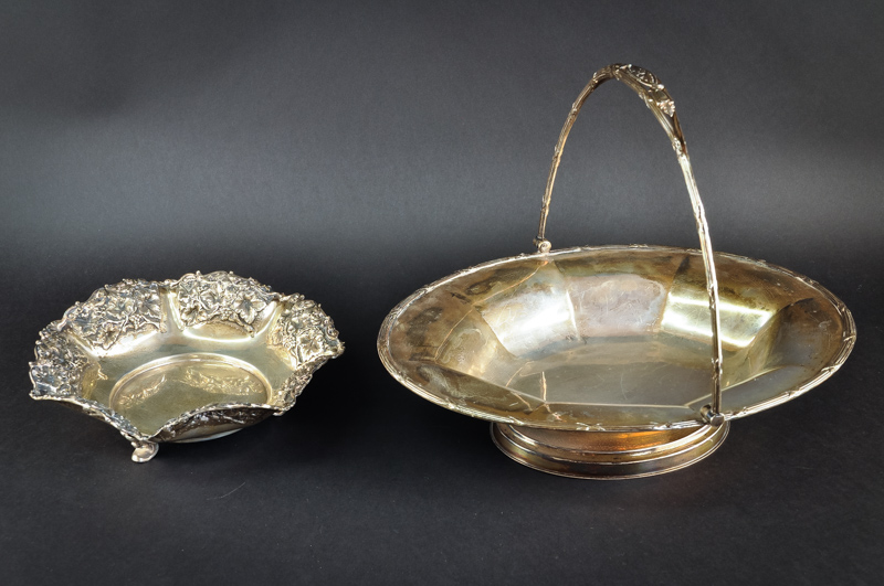 A silver oval sweetmeat basket with swing handle on pedestal foot, Sheffield, 1909, 709grs; and an