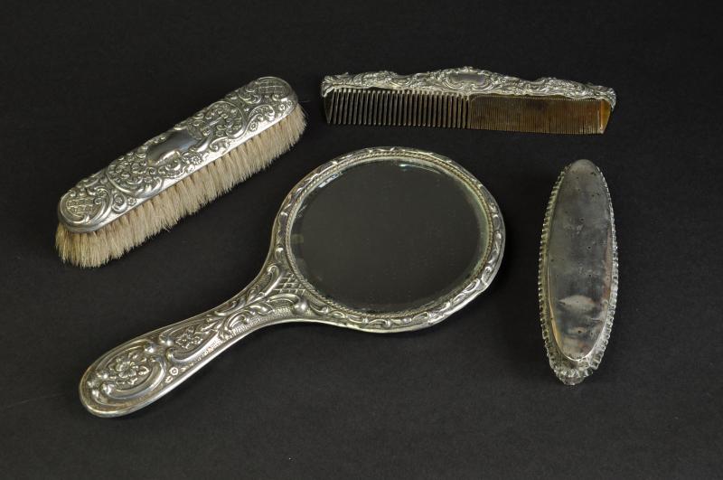 Four silver dressing table items, a hand mirror, comb & brushes, Birmingham/Sheffield 1902, Walker &