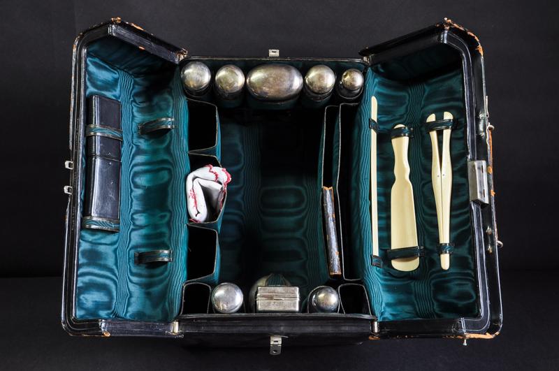A Drew & Sons gentlemen`s travelling case, with silver topped bottles, London 1901, makers mark TI