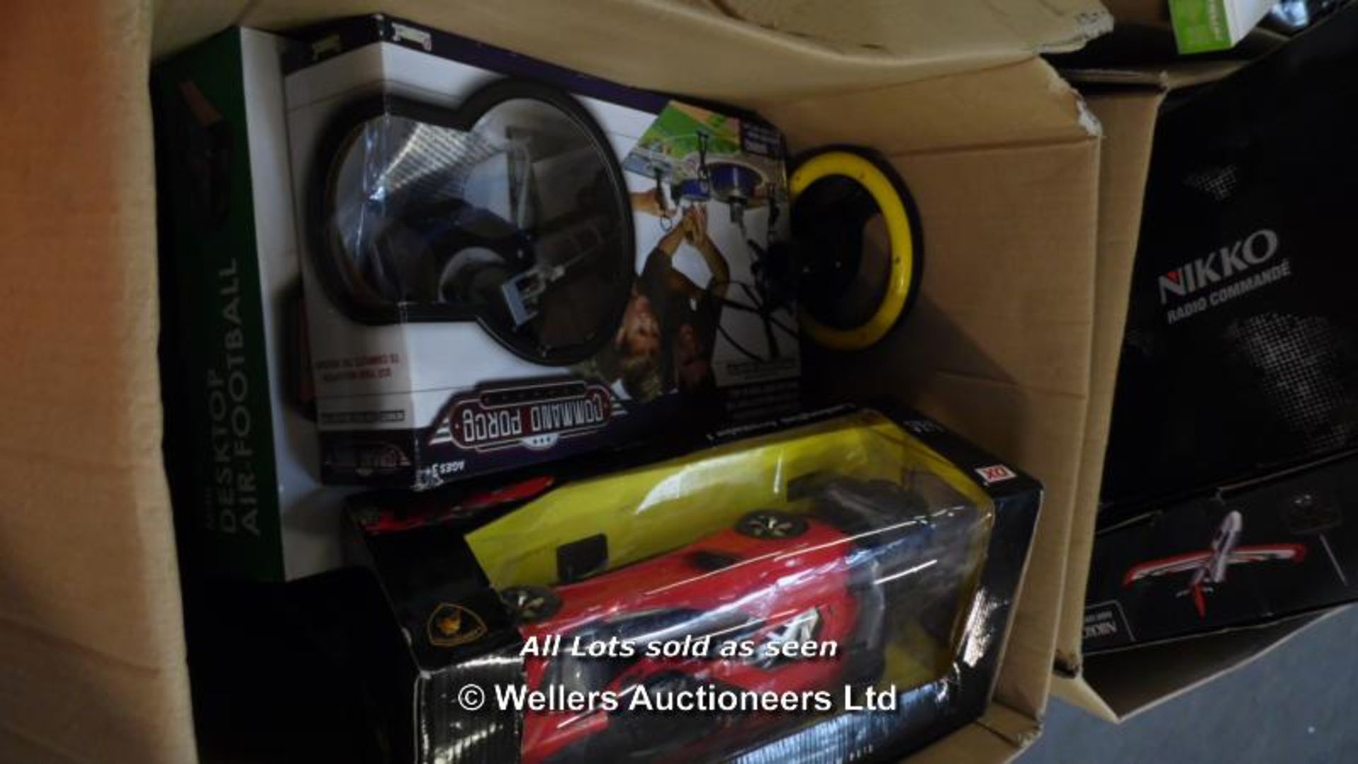 *X 1X MIXED PALLET OF APPROX 60X TOYS INCLUDING R/C RANGE ROVER, NIKKO R/C PLANE, MINI DESKTOP AIR - Image 2 of 4