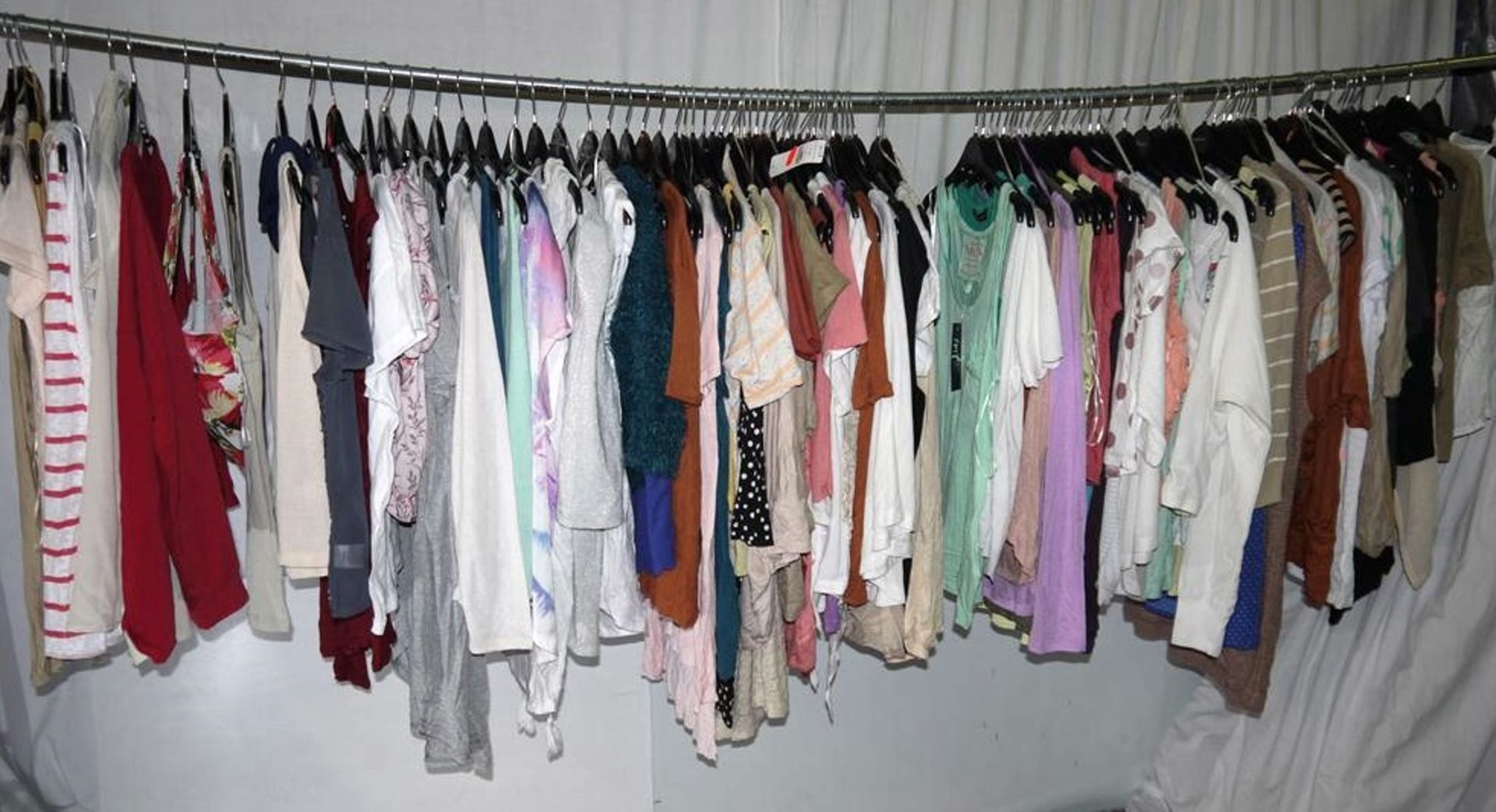 105 x Items Of Assorted Women's Clothing - Box399 - Tops, Pants, Vests, Bikinis - Sizes Range From