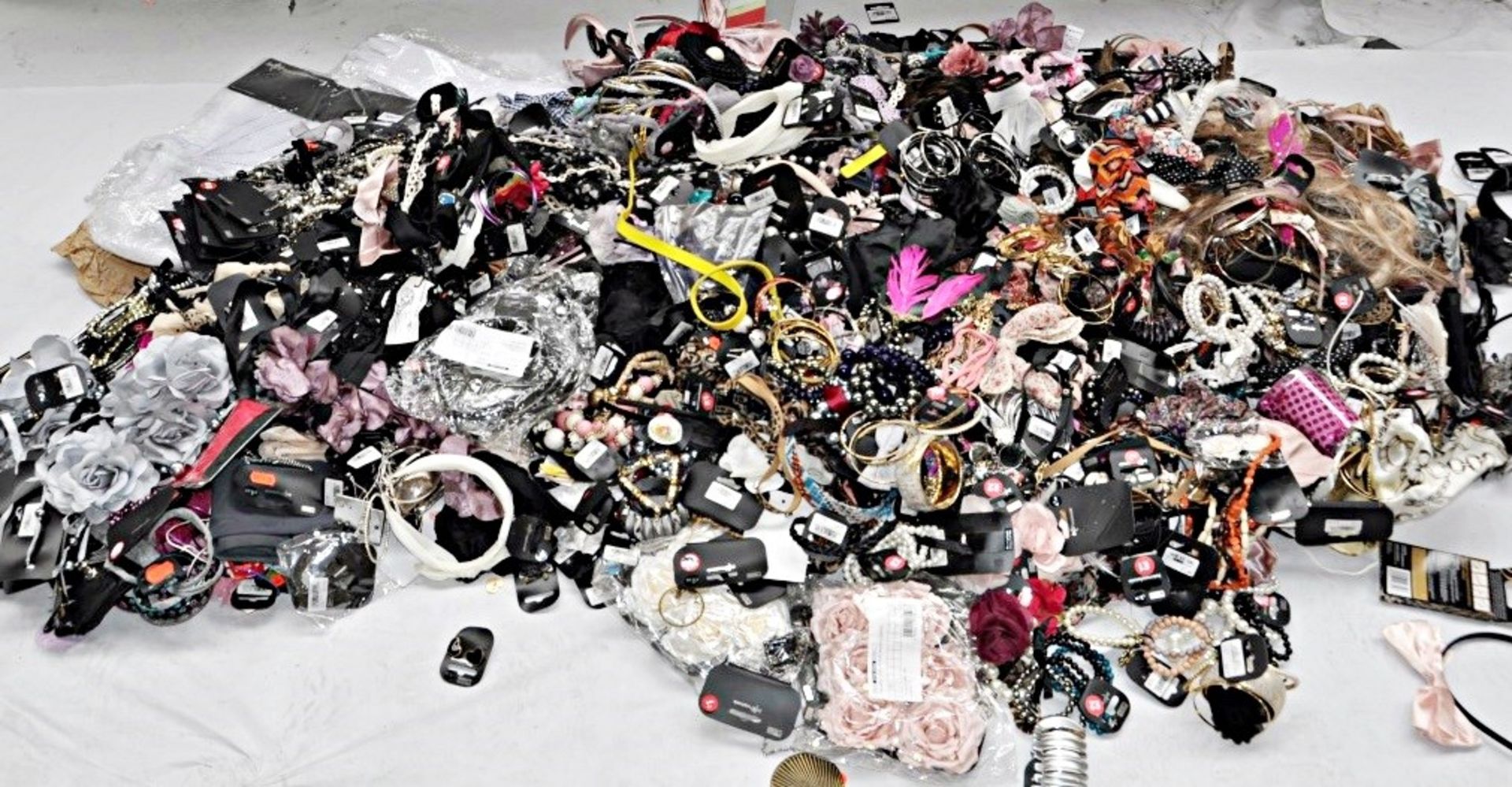**Jewellery Lot** Approx 300 x Items Of Costume Jewellery – Box1066 – Great Selection, Too Much To - Image 2 of 3