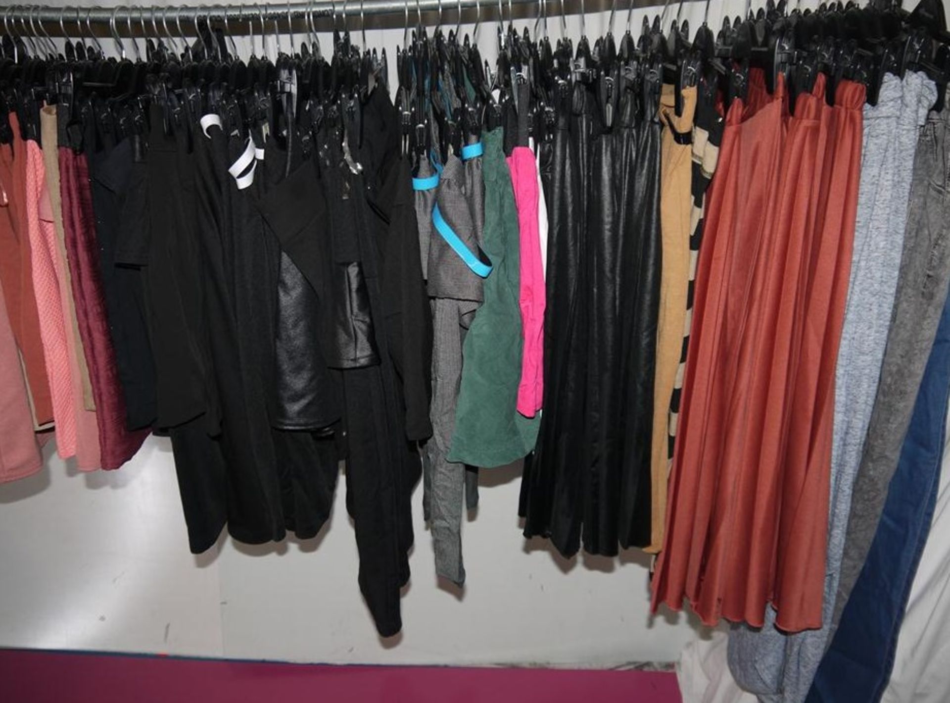 82 x Items Of Assorted Women's Clothing - Box407 - Shorts, Skirts, Pants, Tops & Swimwear - Sizes - Image 17 of 21