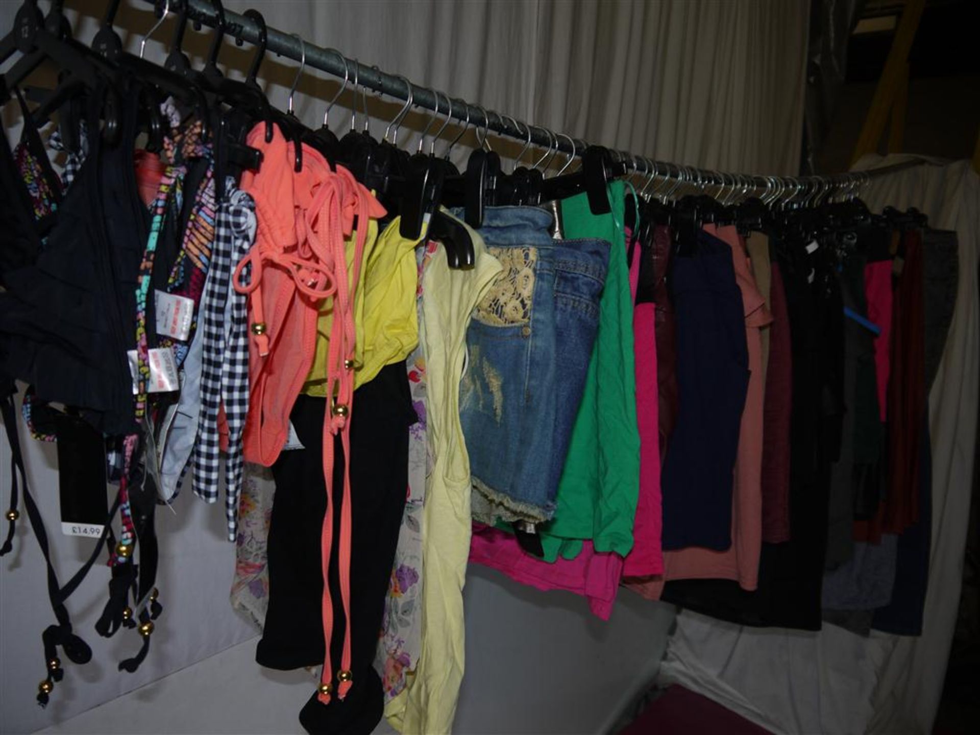 82 x Items Of Assorted Women's Clothing - Box407 - Shorts, Skirts, Pants, Tops & Swimwear - Sizes - Image 15 of 21