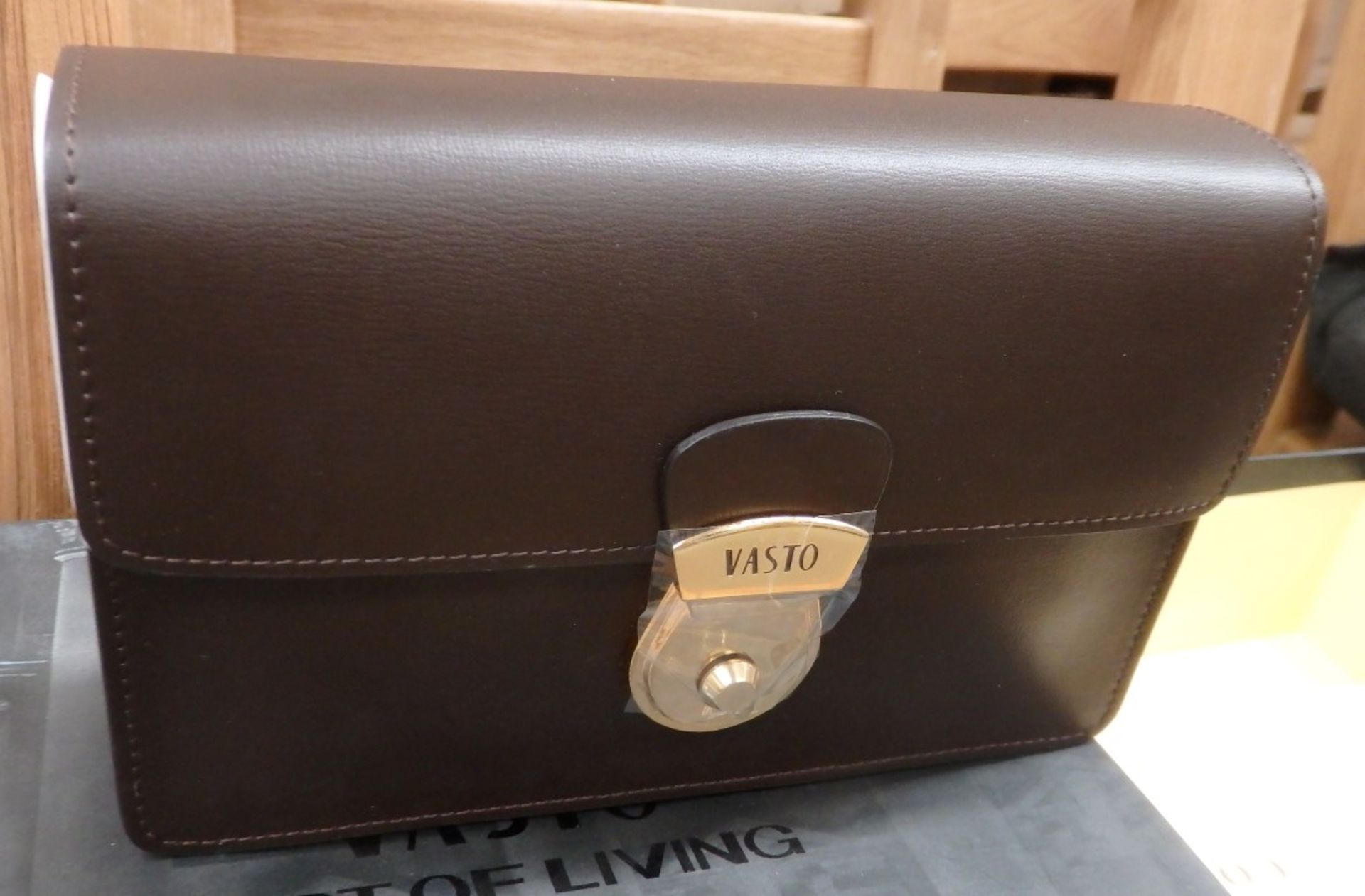 1 x Beautiful Luxury Designer - Genuine Soft Brown leather Mens handbag - Brand New & Boxed - - Image 5 of 16