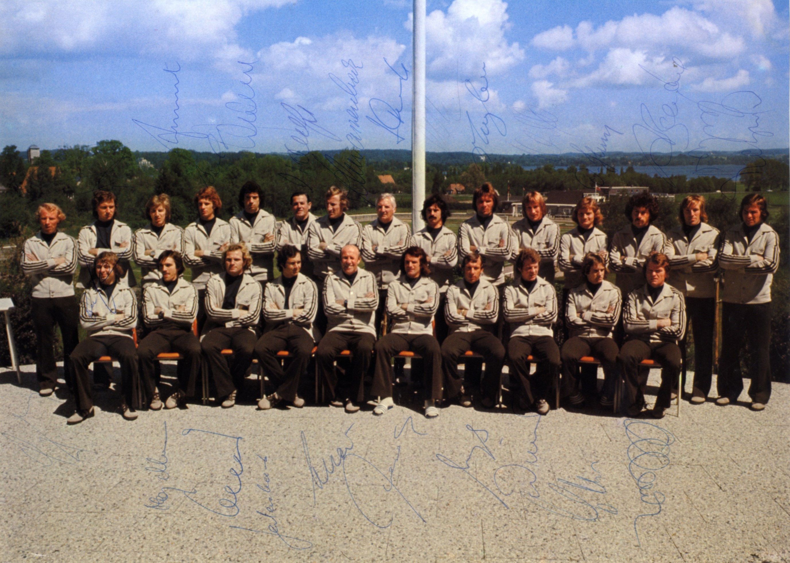 WEST GERMAN FOOTBALL: A signed colour 11.5 x 8 magazine photograph by all twenty five members of