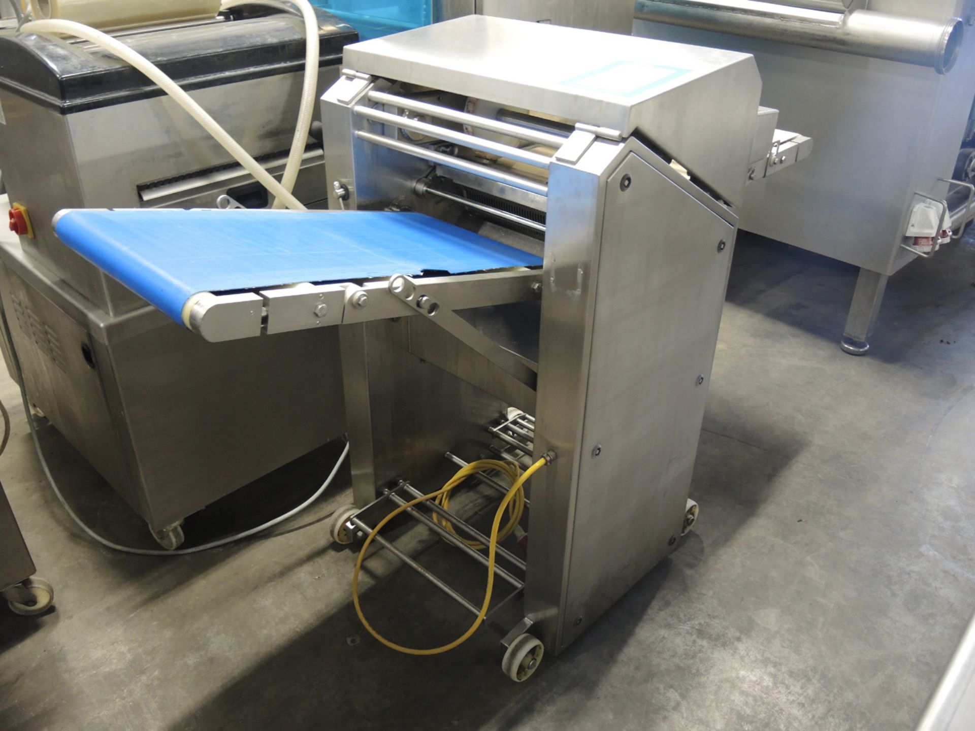 Skinning and derinding machine, missing derinding roll, belt width: 385 mm, total dimensions: 1800