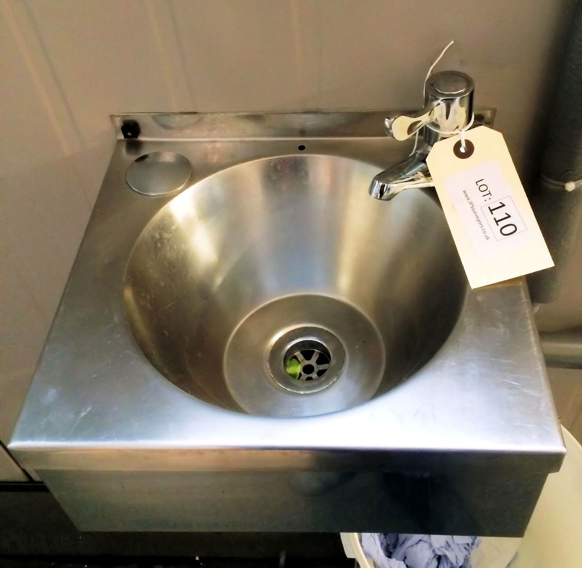 1 Tap stainless steel hand wash basin with soap & towel dispenser
Size: 30cm x 27cm  VAT: Vat is