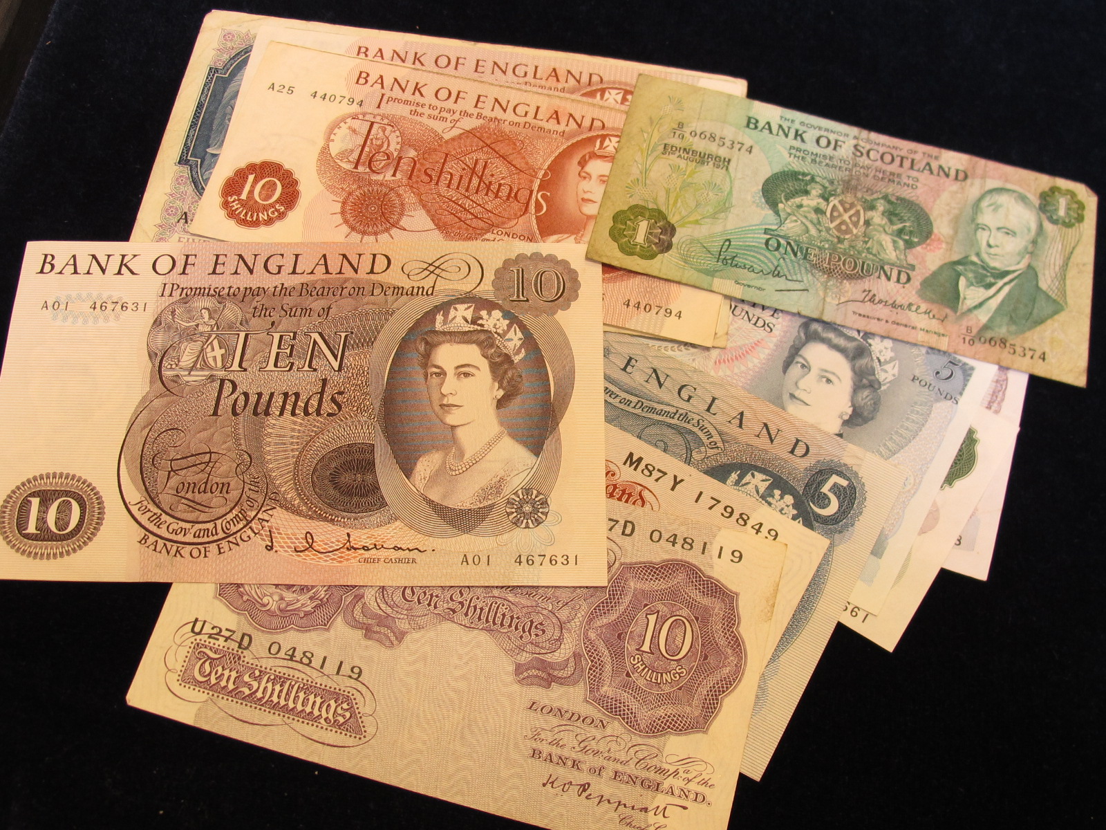 Hollom £10 ""A01"" along with a small collection of other GB notes including Lion & Key £5, Peppiat