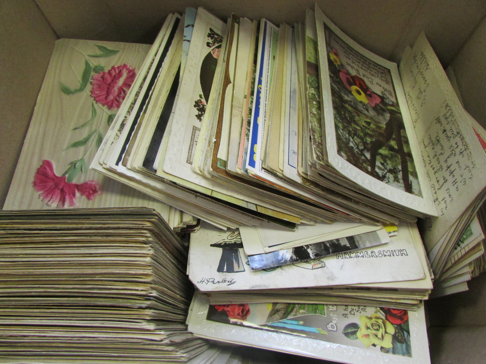 Collection of old mixed subject postcards in box, better noted (approx 880 postcards)