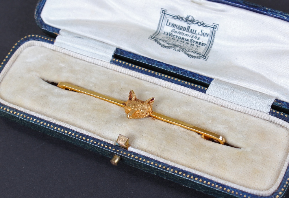 15 carat gold bar brooch, mounted with foxes head, 6cm wide, 5.5 grams