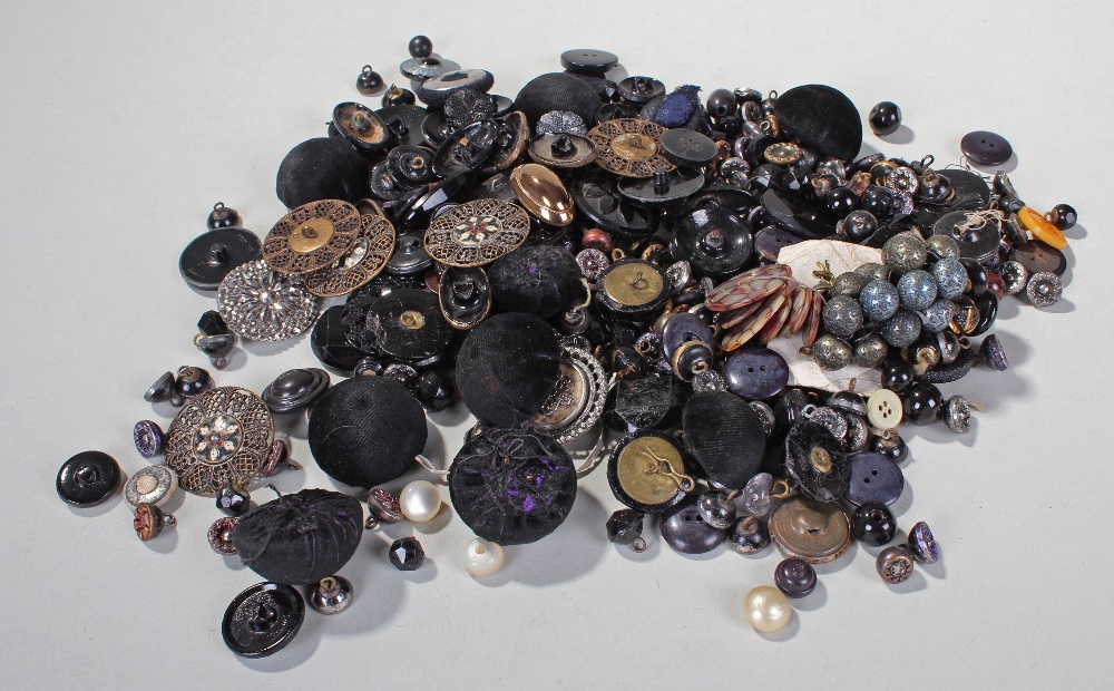 Quantity of jet and other buttons, (qty)