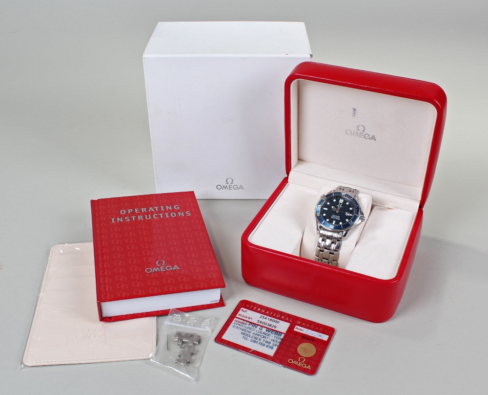 Omega Seamaster Professional stainless steel gentleman`s wristwatch, the navy blue dial with