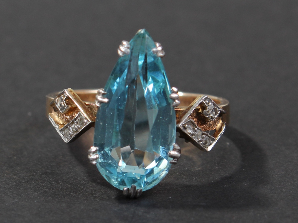 9 carat gold aquamarine and diamond set ring, set with single oval cut aquamarine, with diamond