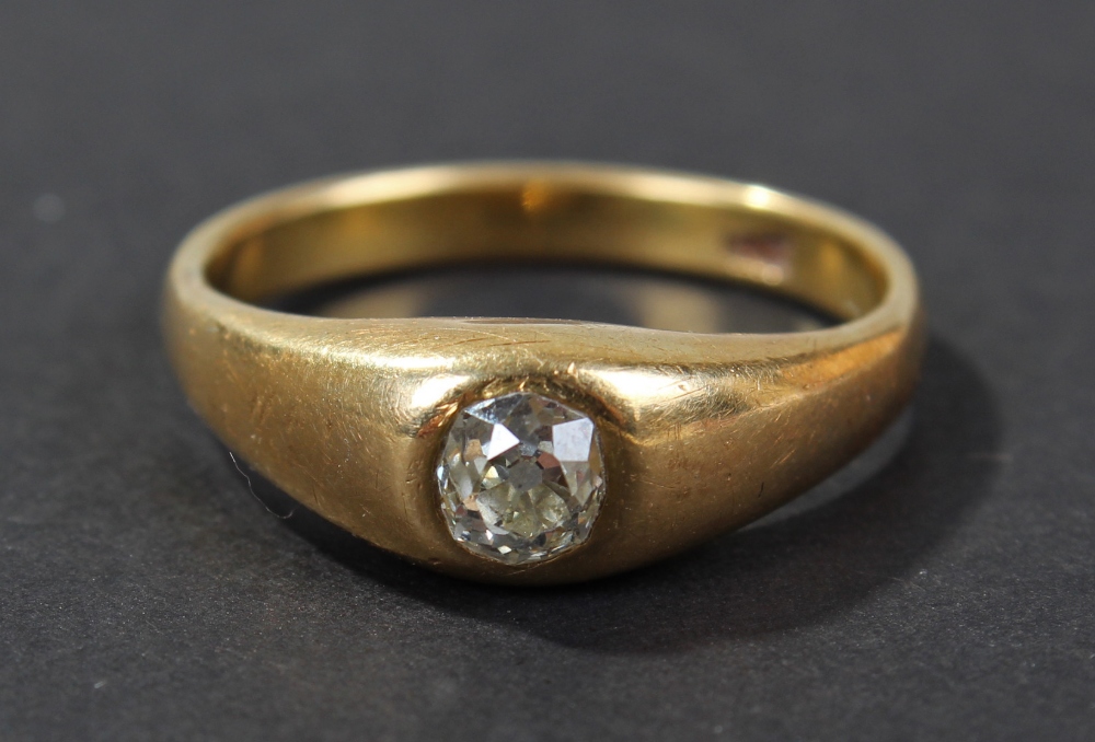 18 carat gold diamond set gent`s ring, the band set with single approx. 1/2 carat diamond, ring size