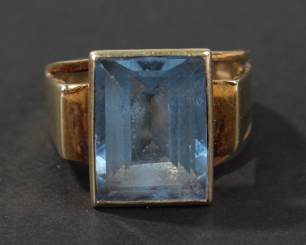 14 carat gold aquamarine set ring, set with single emerald cut aquamarine stone, ring size L, 5.9