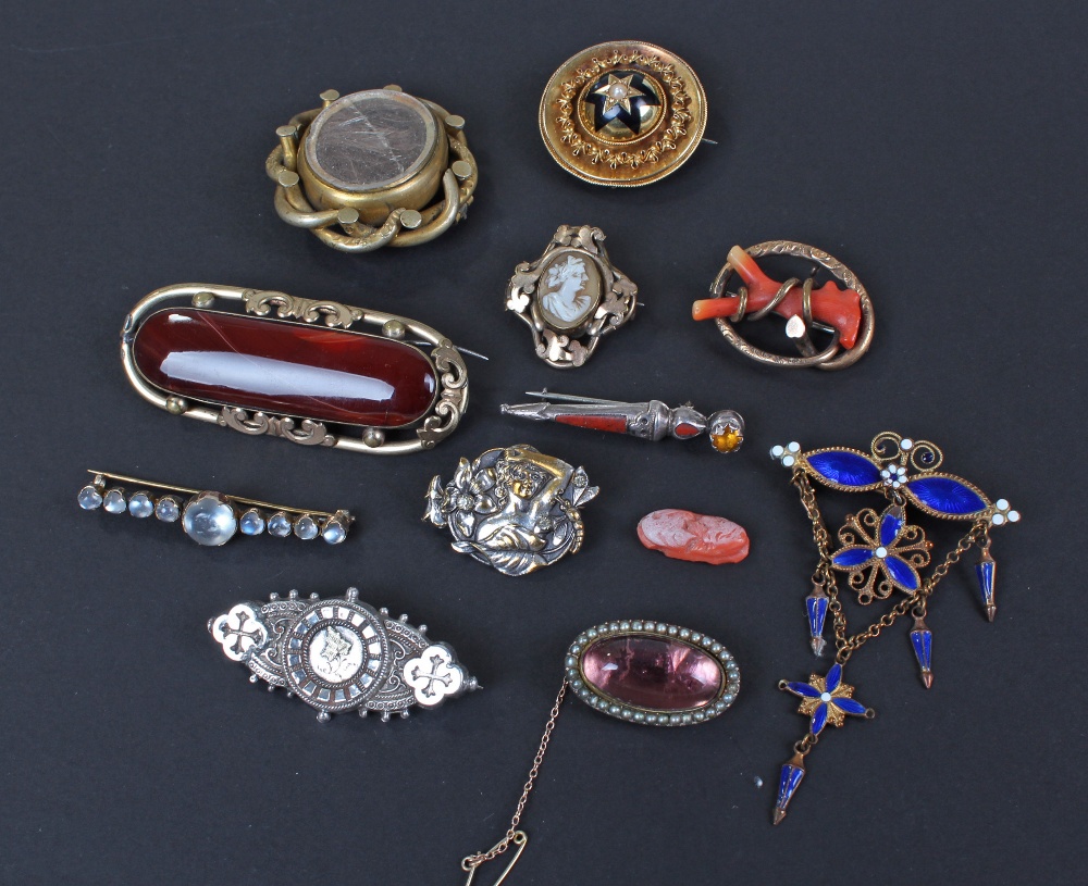 Mixed Victorian jewellery, to include, yellow metal mourning brooch, gilt metal floral brooch with