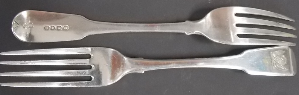 Pair of William IV silver fiddle pattern table forks, London 1822, 4.5 oz.