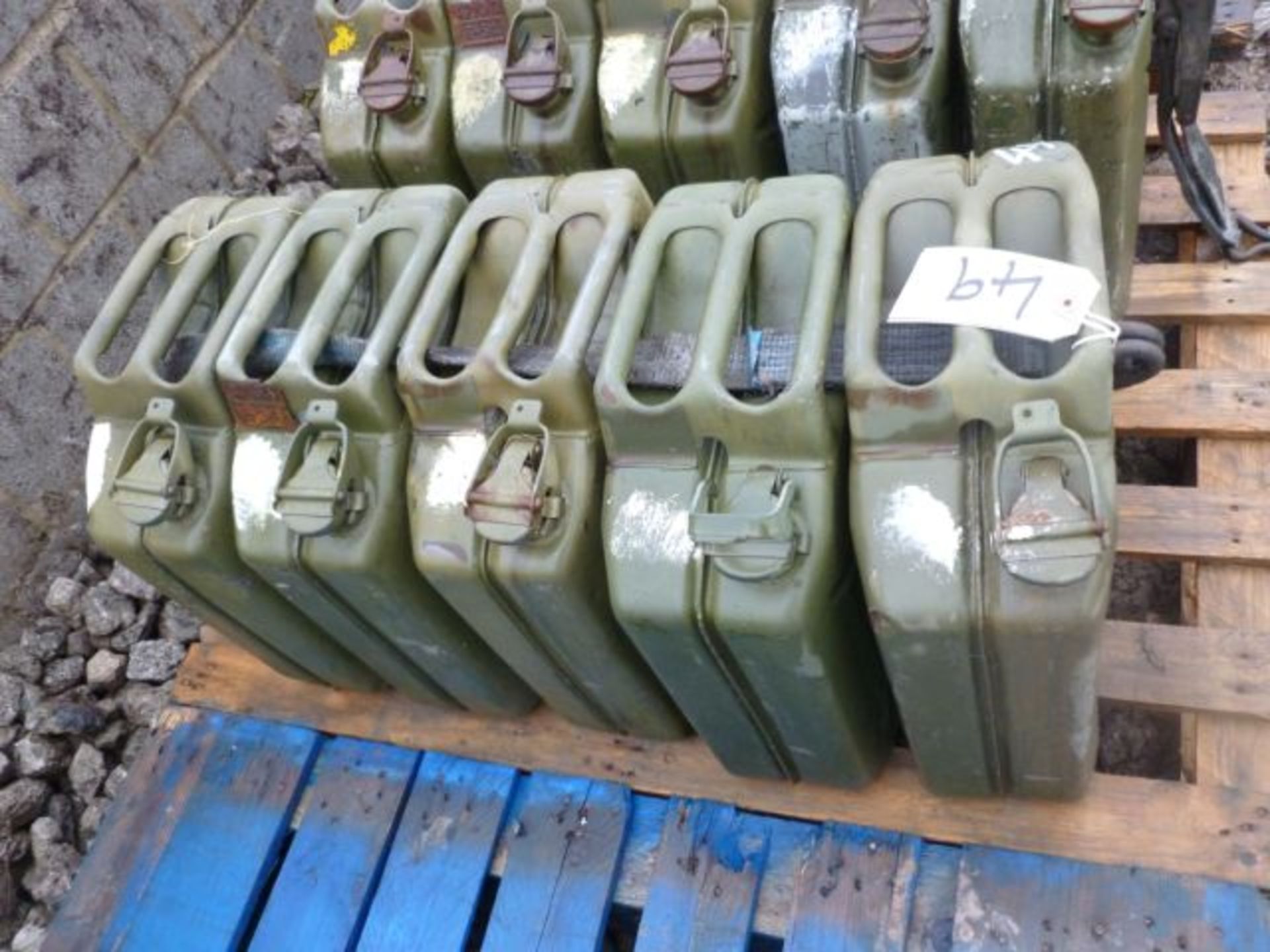 5 x Jerry Cans   Subcategory:Garage Tools / Sundries  V5:  Plate:  MOT: